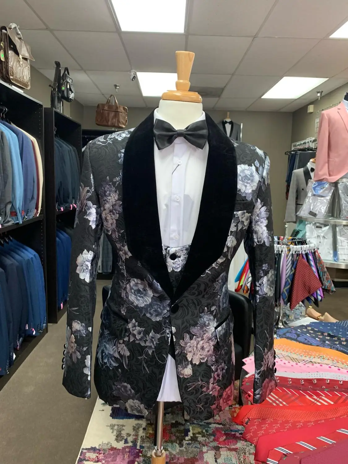High Quality 2019 Black And Sliver Flower Velvet Lapel Men Wedding Prom Dress Suits Costume Homme Men Suits Groom Tuxedo 3 Piece
High Quality 2019 Black And Sliver Flower Velvet Lapel Men Wedding Prom Dress Suits Costume Homme Men Suits Groom Tuxedo 3 Piece