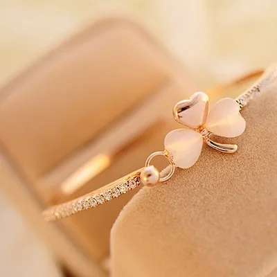 South Korea exquisite luxury small fragrant peach Bracelet Korean clover Bracelet opal bracelet wholesale
South Korea exquisite luxury small fragrant peach Bracelet Korean clover Bracelet opal bracelet wholesale