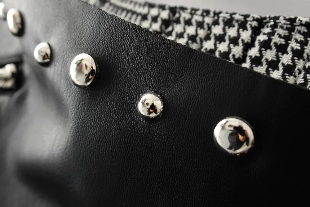 Nice Fashion Spring Autumn Women Shorts Black Fly Zipper PU Leather Plaid Shorts Female Pleated Rivet Short Pants Femme
Nice Fashion Spring Autumn Women Shorts Black Fly Zipper PU Leather Plaid Shorts Female Pleated Rivet Short Pants Femme