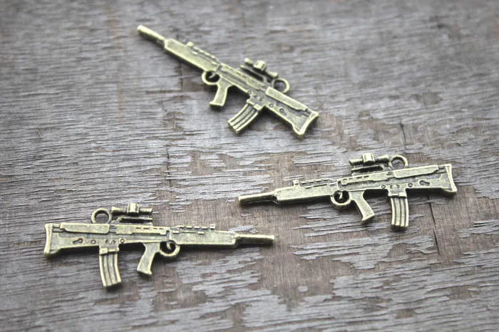 12pcs--Machine Gun Charms, Antique Bronze 3D Submachine gun charm pendants 45x18mm 
12pcs--Machine Gun Charms, Antique Bronze 3D Submachine gun charm pendants 45x18mm