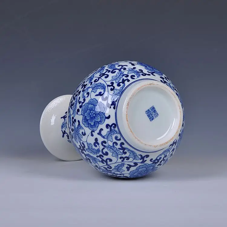 King of Connaught Jingdezhen ceramics hand-painted antique blue bottle classical modern handicraft decoration decoration Home Fu
King of Connaught Jingdezhen ceramics hand-painted antique blue bottle classical modern handicraft decoration decoration Home Fu