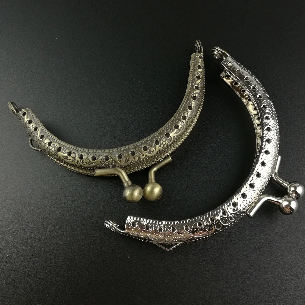 20PCS Smooth Coin Purse Frames 8.5cm Silver Purse Metal Frame Kiss Clasp DIY Sew Bags Clutch Accessories Sewing Handbag Handle
20PCS Smooth Coin Purse Frames 8.5cm Silver Purse Metal Frame Kiss Clasp DIY Sew Bags Clutch Accessories Sewing Handbag Handle