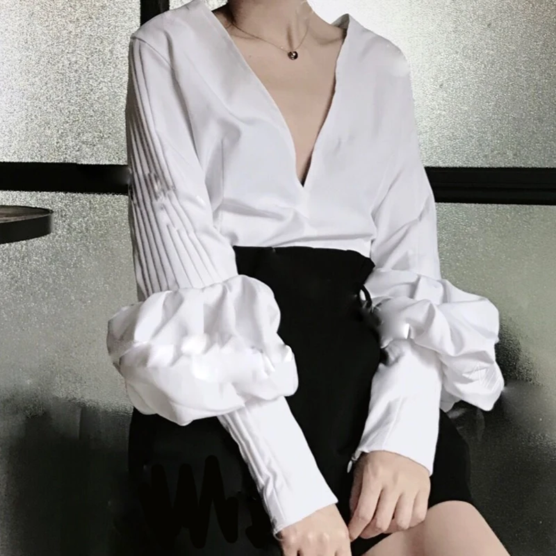 Max Spri 2019 New Women 2 Piece Sets White V Neck Long Lantern Sleeves Drapped Top With Black Shorts Office Lady Stylish Sets
Max Spri 2019 New Women 2 Piece Sets White V Neck Long Lantern Sleeves Drapped Top With Black Shorts Office Lady Stylish Sets