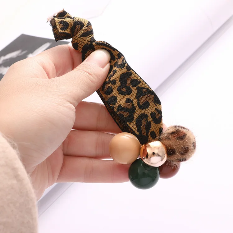 1pcs/hair leopard pattern adult headdress bracelet dual-use simple tie hair imitation pearl head rope rubber band female fashion
1pcs/hair leopard pattern adult headdress bracelet dual-use simple tie hair imitation pearl head rope rubber band female fashion
