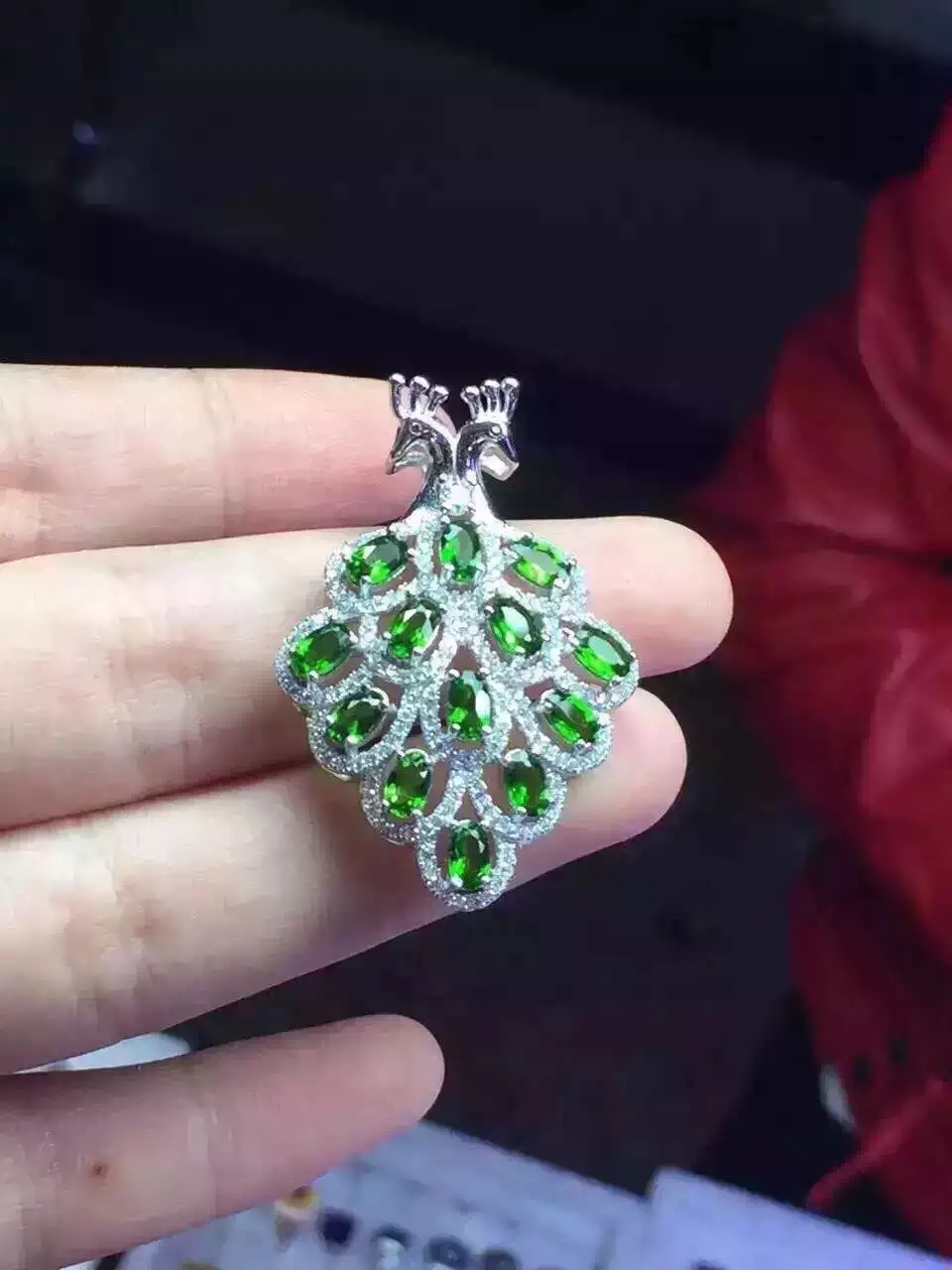 Подвеска из серебра 925 пробы с натуральным красным рубином и диопсидом зеленого цвета 
Подвеска из серебра 925 пробы с натуральным красным рубином и диопсидом зеленого цвета