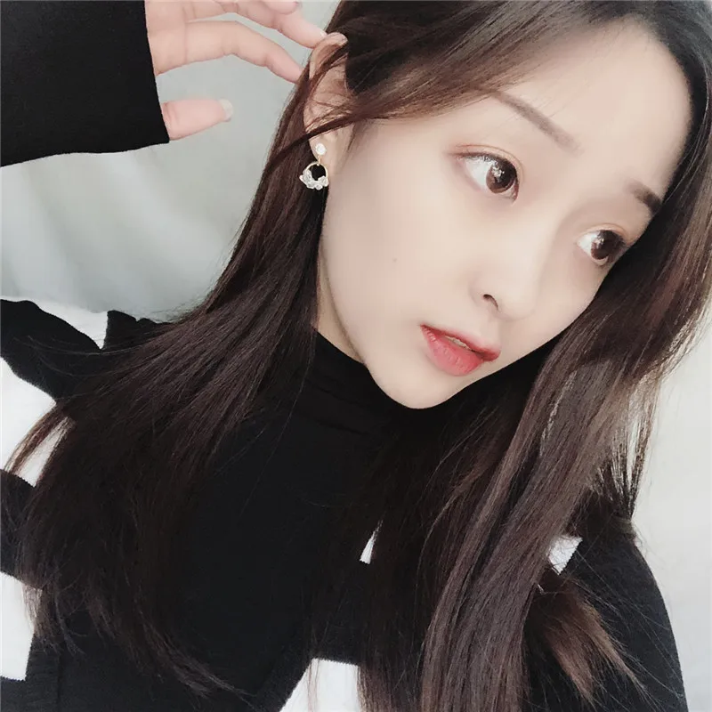 Fashion round crystal earrings Pearl earrings circle geometry female temperament melting crystal circle stud earrings for women
Fashion round crystal earrings Pearl earrings circle geometry female temperament melting crystal circle stud earrings for women