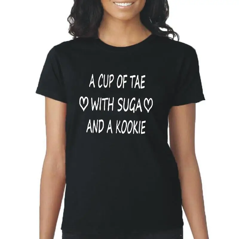 Модная футболка с надписью A CUP OF TAE WITH Suga AND A Kookie, женские топы, хипстерская футболка, футболка, Женская Повседневная футболка
Модная футболка с надписью A CUP OF TAE WITH Suga AND A Kookie, женские топы, хипстерская футболка, футболка, Женская Повседневная футболка
