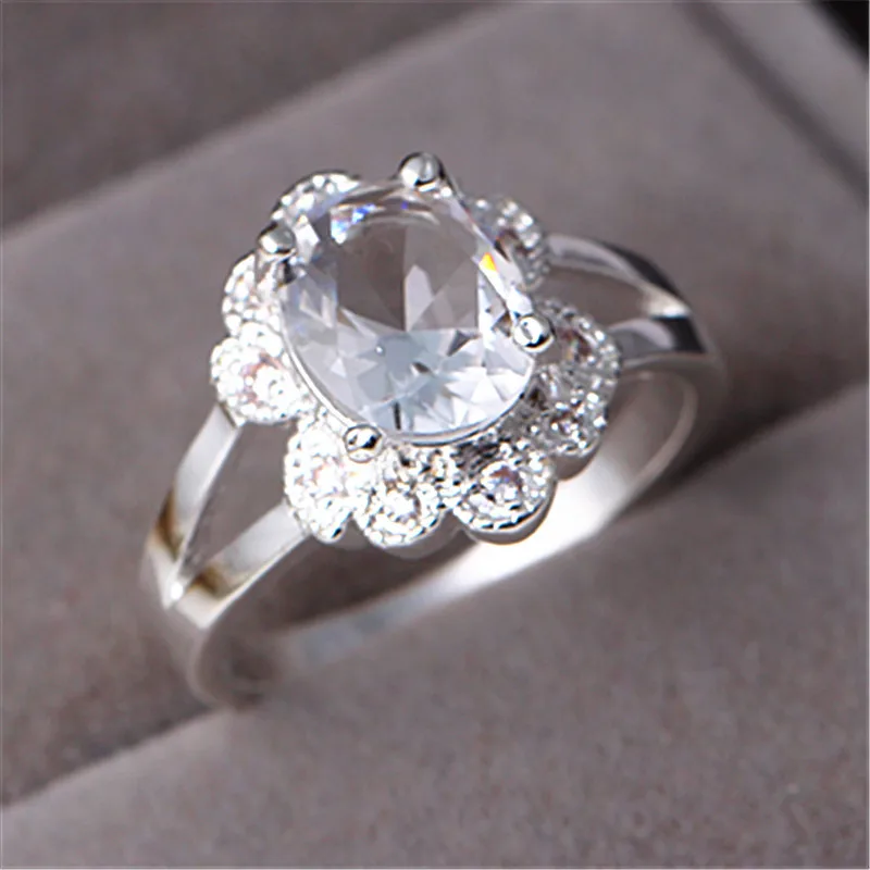 Fashion Big Crystal Rings Exaggerated Women's Ring Classic Vintage White Zircon Rings for Women Wedding Party Luxury Jewelry
Fashion Big Crystal Rings Exaggerated Women's Ring Classic Vintage White Zircon Rings for Women Wedding Party Luxury Jewelry