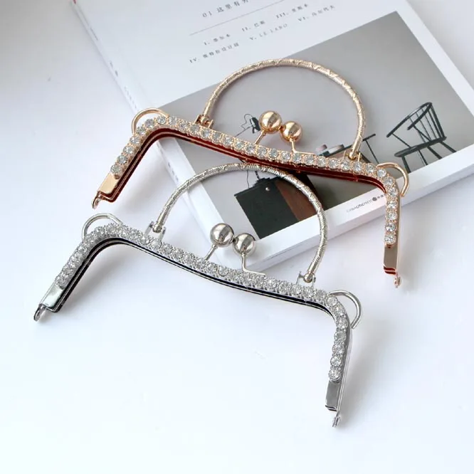 Retail 20.5CM Lips Purse Frame Handle Big Kiss Clasp Coin Embossing DIY Quilting Handmade Bag / Bronze Silver Gold Cord Lock
Retail 20.5CM Lips Purse Frame Handle Big Kiss Clasp Coin Embossing DIY Quilting Handmade Bag / Bronze Silver Gold Cord Lock
