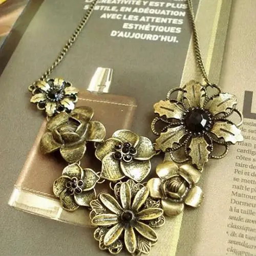 Women's Vintage fashion Inlaid Black Rhinestone Bronze Flowers Pendant Necklace Choker
Women's Vintage fashion Inlaid Black Rhinestone Bronze Flowers Pendant Necklace Choker