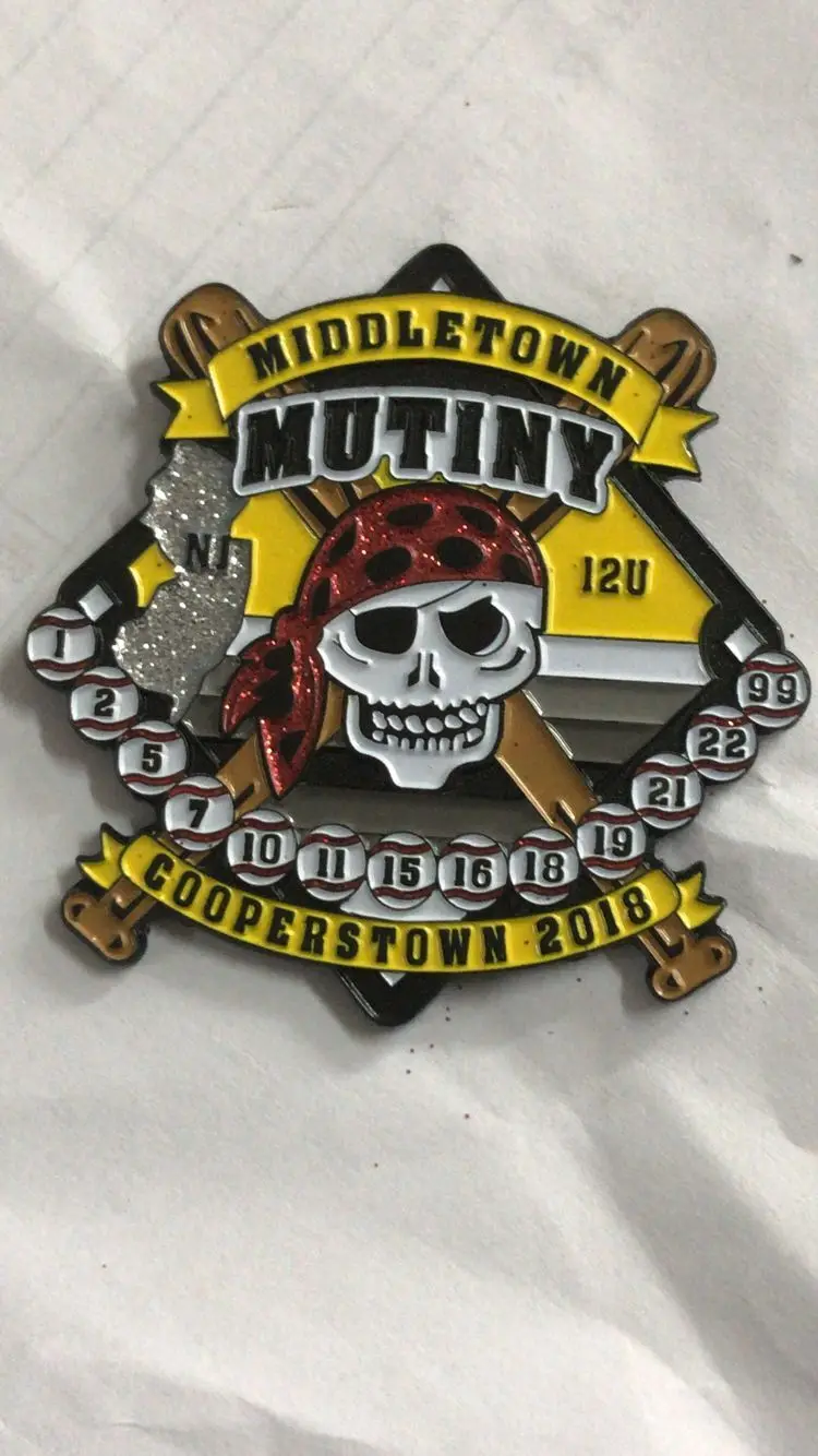 На заказ 57 мм бейсбольная кепка MIDDLETOWN MUTINY COOPERSTOWN 2018 покраска черная блестящая торговая булавка с отворотом
На заказ 57 мм бейсбольная кепка MIDDLETOWN MUTINY COOPERSTOWN 2018 покраска черная блестящая торговая булавка с отворотом