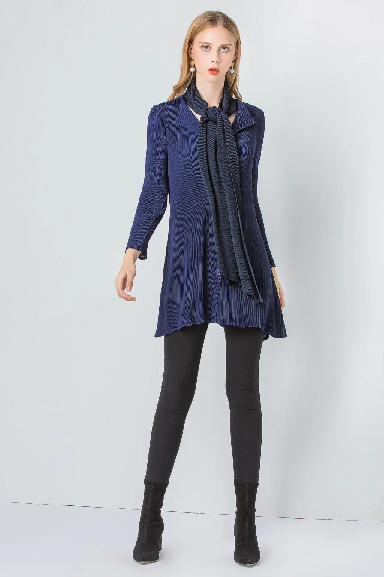 Jacket female autumn new Korean version leisure pure collars long sleeves wrinkles fake two single breasted with scarves
Jacket female autumn new Korean version leisure pure collars long sleeves wrinkles fake two single breasted with scarves