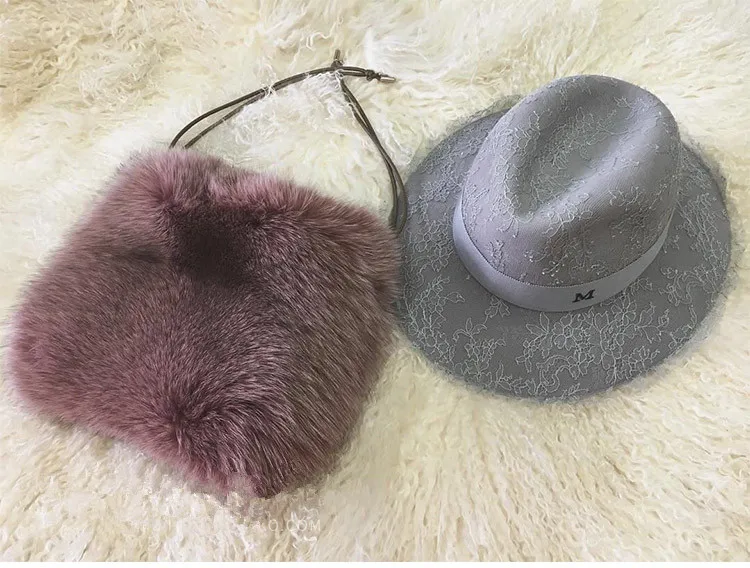 High-grade Winter Women Solid Soft Real Fur Handbags Hand Bag Party Bags Fox Hair Handbag Fashion Street Show New Year Bag
High-grade Winter Women Solid Soft Real Fur Handbags Hand Bag Party Bags Fox Hair Handbag Fashion Street Show New Year Bag