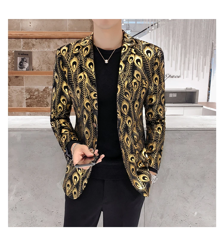Mens British Style Blazers Velvet Chaqueta Elegante Hombre Gold Printed Slim Fit Blazer Mens Party Clothes Dress Singer
Mens British Style Blazers Velvet Chaqueta Elegante Hombre Gold Printed Slim Fit Blazer Mens Party Clothes Dress Singer