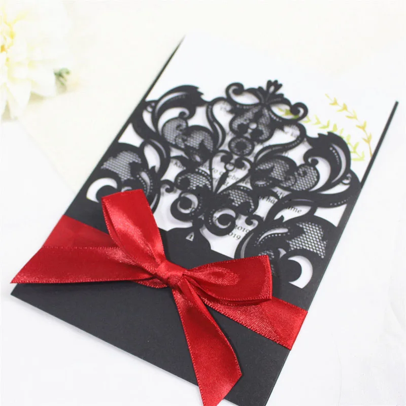 Черные свадебные приглашения карман с красной лентой и цветок Лазерная резка
