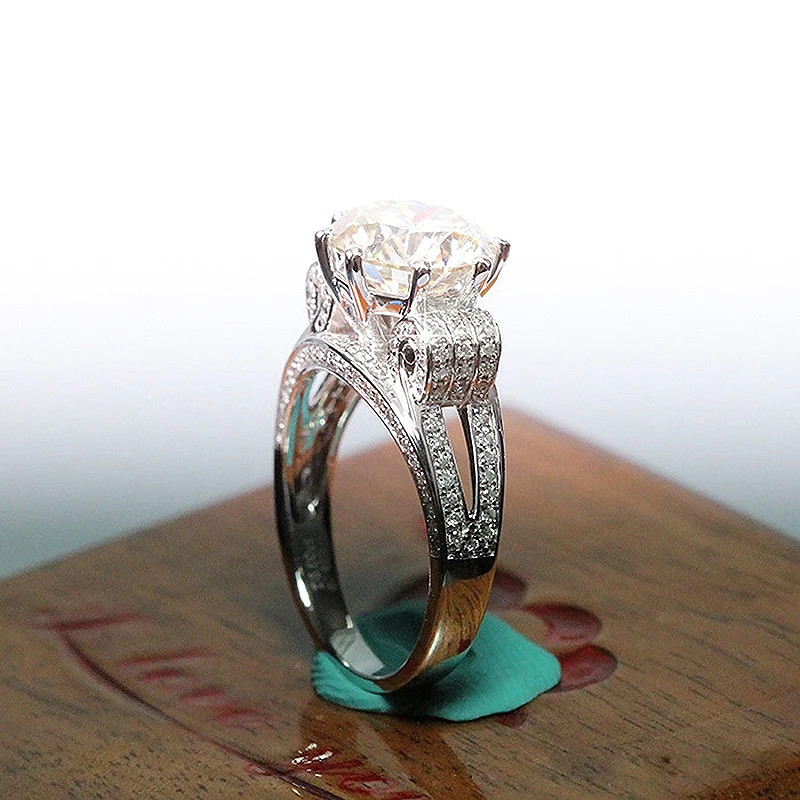 Solid 18K White Gold Center 1CT DF Color Round Brilliant Cut Moissanite Ring Lab Diamond Ring Engagement Ring Jewelry For Women
Solid 18K White Gold Center 1CT DF Color Round Brilliant Cut Moissanite Ring Lab Diamond Ring Engagement Ring Jewelry For Women