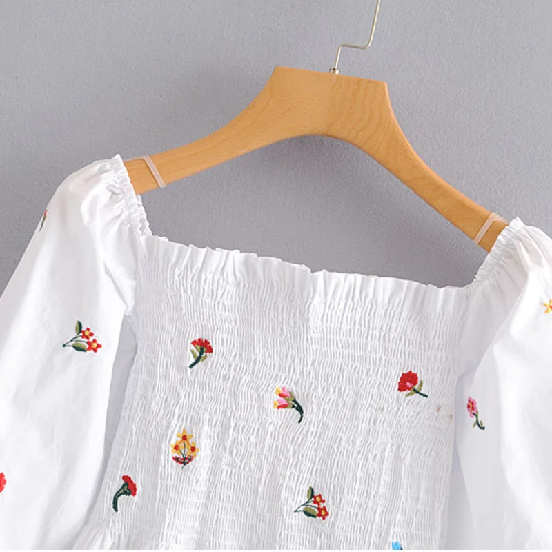 2019 summer new Korean embroidery shirt female retro word shoulder dew clavicle sleeves short top black White Sexy shirt
2019 summer new Korean embroidery shirt female retro word shoulder dew clavicle sleeves short top black White Sexy shirt