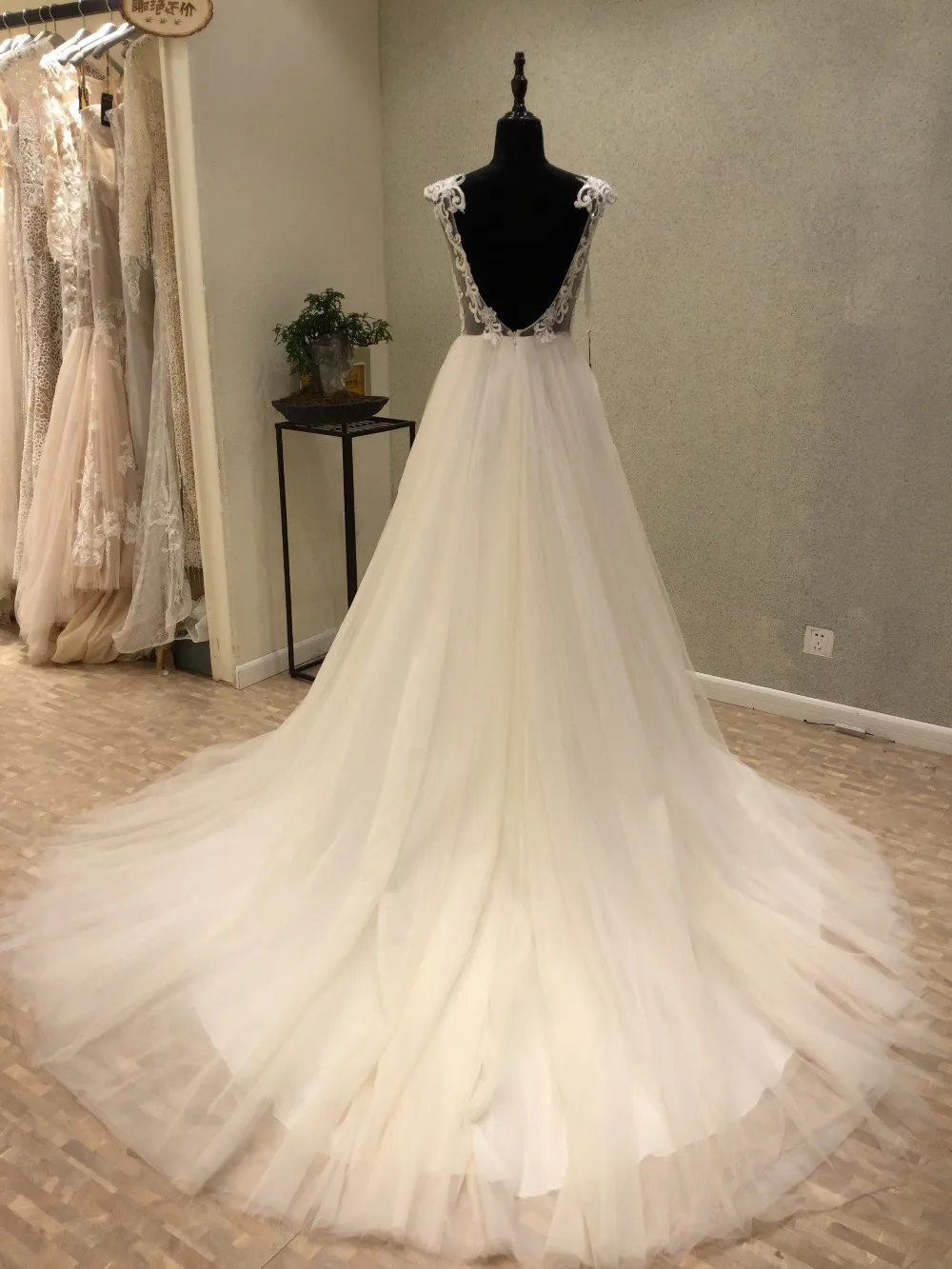 Robe de mariee New Fashion Wedding Dresses 2020 O-Neck Cap Sleeve Court Train A-Line Appliques Tulle Backless Bride Dresses
Robe de mariee New Fashion Wedding Dresses 2020 O-Neck Cap Sleeve Court Train A-Line Appliques Tulle Backless Bride Dresses
