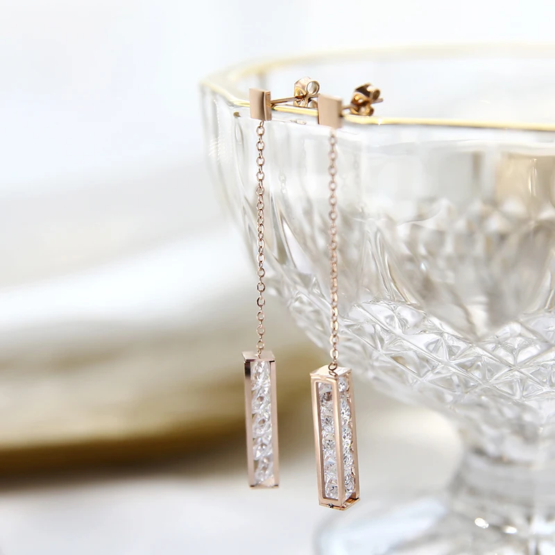 YUN RUO 2021 Fashion Super Shiny AAA Zircon Square Stud Earring Rose Gold Color Woman Gift Titanium Steel Fine Jewelry Not Fade
YUN RUO 2021 Fashion Super Shiny AAA Zircon Square Stud Earring Rose Gold Color Woman Gift Titanium Steel Fine Jewelry Not Fade