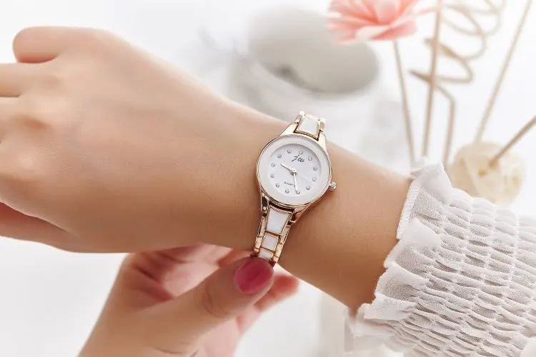 New Brand Women Watches Alloy Crystal Wristwatches Ladies Dress Watches Gift Women Gold Fashion Luxury Quartz Watch Female Clock
New Brand Women Watches Alloy Crystal Wristwatches Ladies Dress Watches Gift Women Gold Fashion Luxury Quartz Watch Female Clock