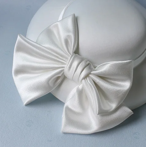 White Large Bow Wedding Hat For Women Fashion Princess Royal Party Satin Headdress Bride Church Fedora Hat Hair Accessories New
White Large Bow Wedding Hat For Women Fashion Princess Royal Party Satin Headdress Bride Church Fedora Hat Hair Accessories New