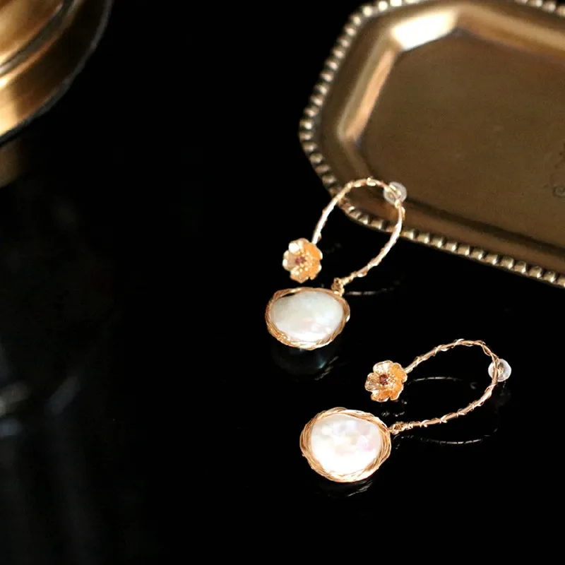 wing yuk tak Bohemia Metal Embossed Flower Earrings for Women Luxury Handwork Baroque Freshwater Pearls Earrings femme 2019
wing yuk tak Bohemia Metal Embossed Flower Earrings for Women Luxury Handwork Baroque Freshwater Pearls Earrings femme 2019