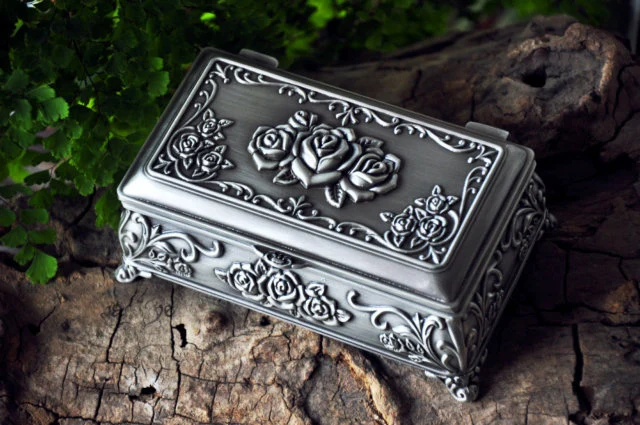 rose embossed Gothic European classic Princess metal jewelry box keepsake souvenir token box case 2123
rose embossed Gothic European classic Princess metal jewelry box keepsake souvenir token box case 2123