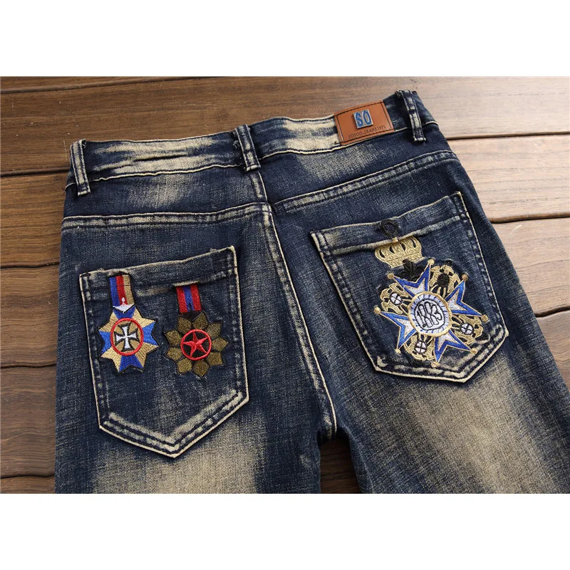 Hot Retro Mens Jeans Hole Patch Loose Embroidered Personality Medal Straight Blue Nostalgic Stitching Men Denim pants Trousers
Hot Retro Mens Jeans Hole Patch Loose Embroidered Personality Medal Straight Blue Nostalgic Stitching Men Denim pants Trousers