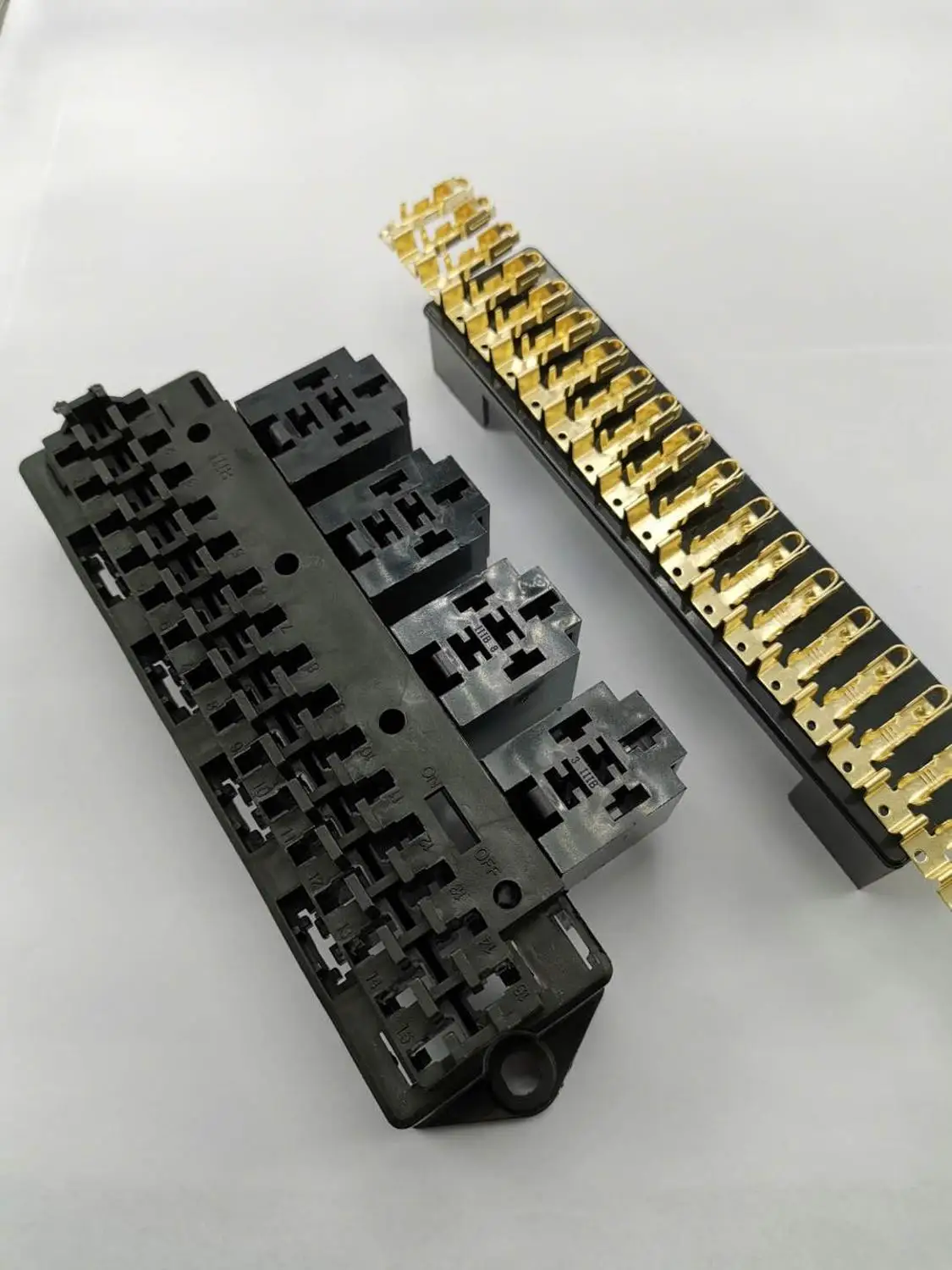 1 шт 15-способ страхование автомобиля box multi-way автомобиля предохранителей в сборе моторный отсек страхование автомобиля сиденье
1 шт 15-способ страхование автомобиля box multi-way автомобиля предохранителей в сборе моторный отсек страхование автомобиля сиденье