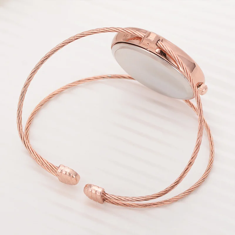 TIke Toker,Elegant Ladies Bracelet Watch Women New Arrival Gold & Silver Strap Simple Design Casual Wrist Quartz Watch female
TIke Toker,Elegant Ladies Bracelet Watch Women New Arrival Gold & Silver Strap Simple Design Casual Wrist Quartz Watch female