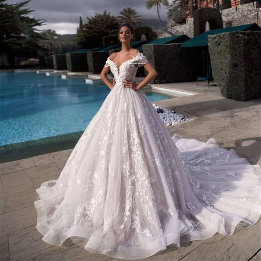 Cascading Off The Shoulder 3-D Lace v-Neck Complemented Wedding Dress with Crystals Ball Gown Bridal Gowns vestido de novia
Cascading Off The Shoulder 3-D Lace v-Neck Complemented Wedding Dress with Crystals Ball Gown Bridal Gowns vestido de novia