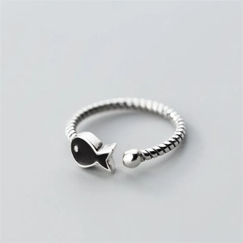 New Fashion Creative Cute Animal 925 Sterling Silver Jewelry Popular Black Epoxy Fish Twist Personality Opening Rings SR377
New Fashion Creative Cute Animal 925 Sterling Silver Jewelry Popular Black Epoxy Fish Twist Personality Opening Rings SR377