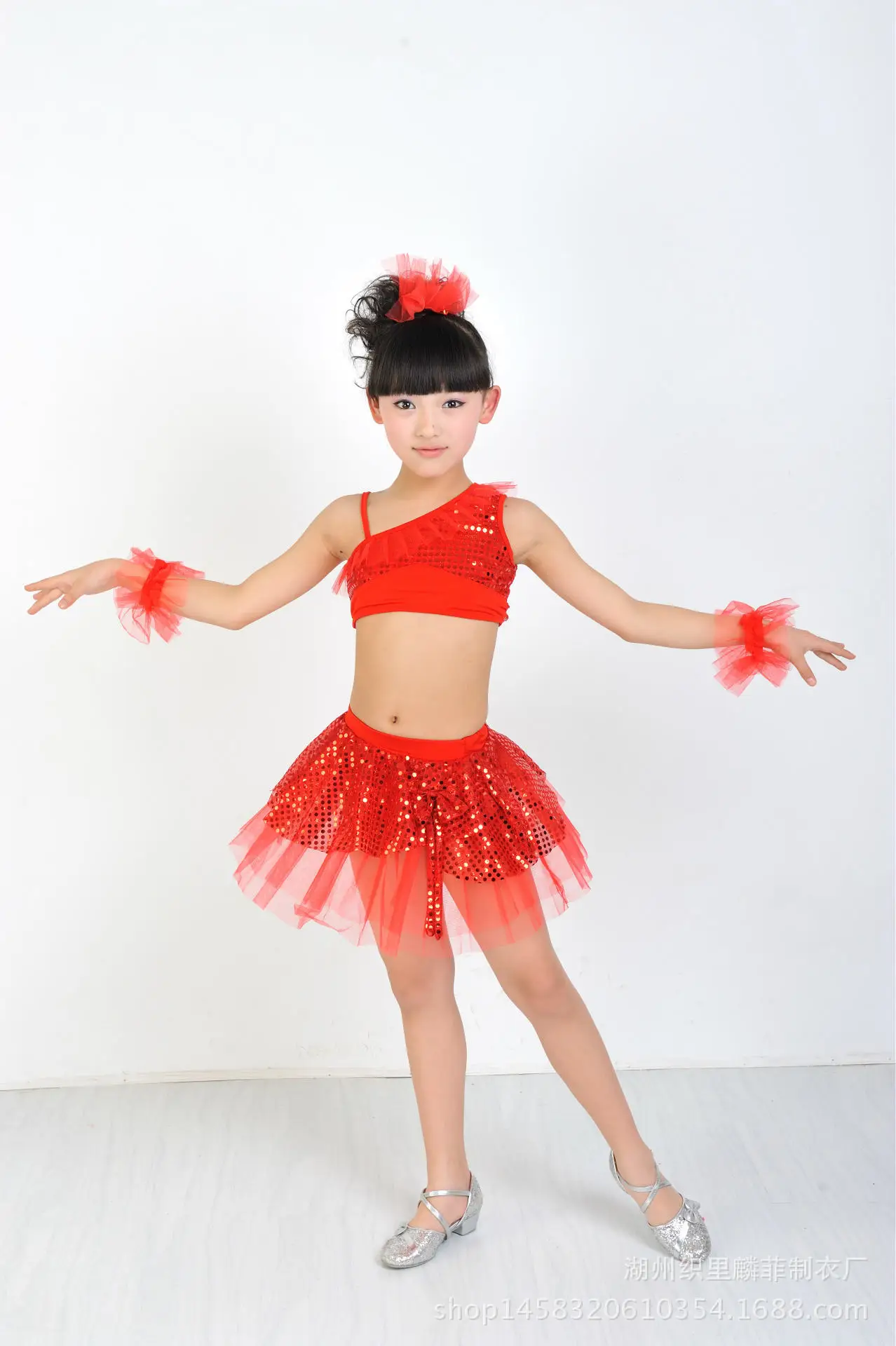 children in new stage costumes of Latin dance modern split skirt dance dress sequins
children in new stage costumes of Latin dance modern split skirt dance dress sequins