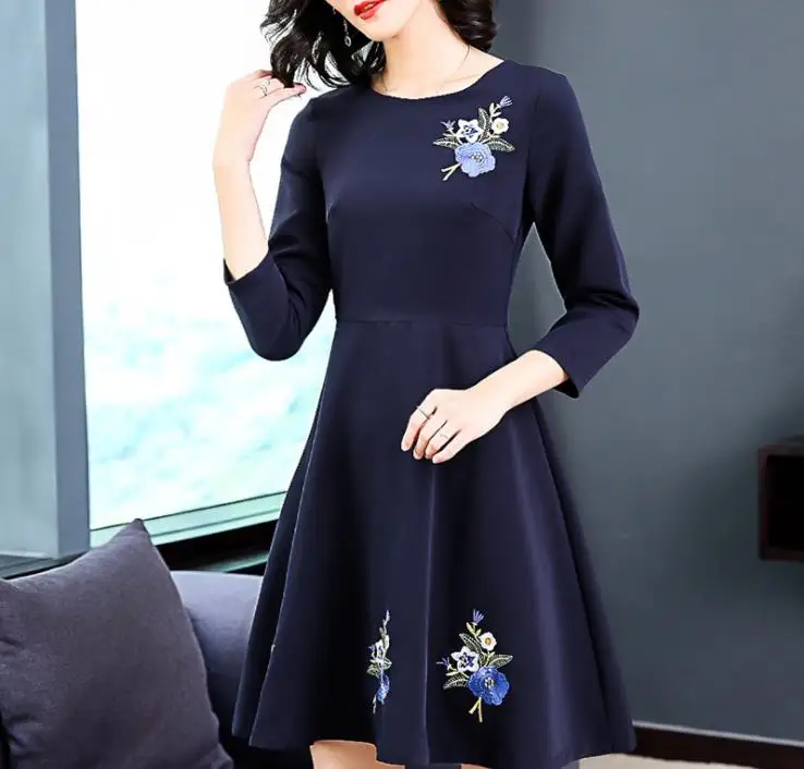 Autumn dress 2018 new women's long section fashion embroidery temperament waist set a word dress
Autumn dress 2018 new women's long section fashion embroidery temperament waist set a word dress