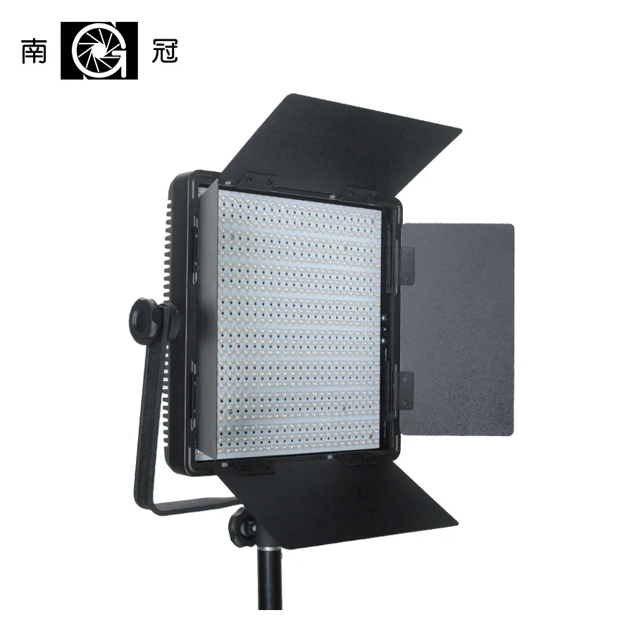 Nanguang светодиодный студийная панель светильник с Barndoors и V-mount Ra95 5400K до 3200K 600 PCS светодиодный
Nanguang светодиодный студийная панель светильник с Barndoors и V-mount Ra95 5400K до 3200K 600 PCS светодиодный