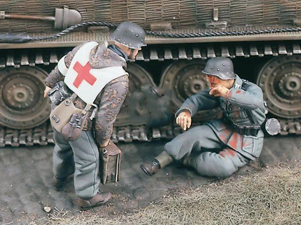 Шкала сборки 1/35 нецветный дезинфицирующее средство медик и раненный солдат фигурка Смола Модель Неокрашенная
Шкала сборки 1/35 нецветный дезинфицирующее средство медик и раненный солдат фигурка Смола Модель Неокрашенная