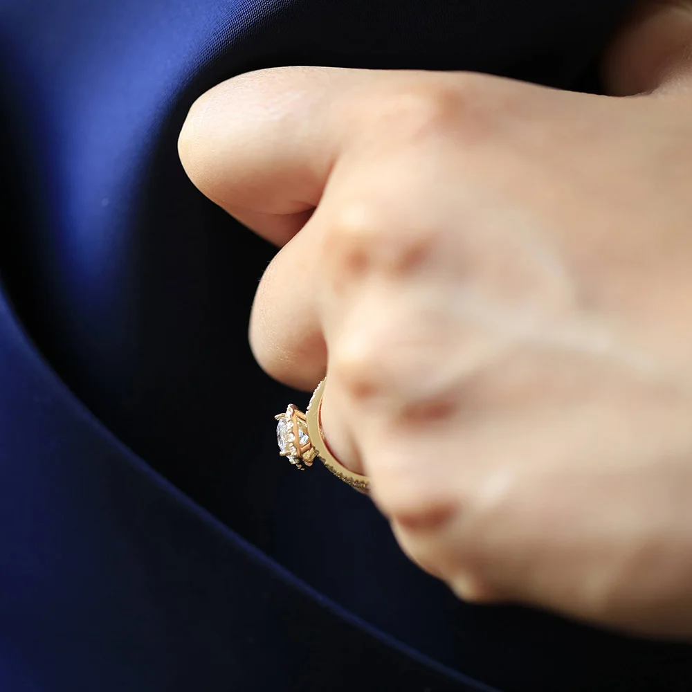 1.2CT 7X5mm Emerald Brilliant Cut DEF VVS1 Moissanite Engagement Ring Solid 14K White Gold Halo Fow Women Fine Jewlery
1.2CT 7X5mm Emerald Brilliant Cut DEF VVS1 Moissanite Engagement Ring Solid 14K White Gold Halo Fow Women Fine Jewlery