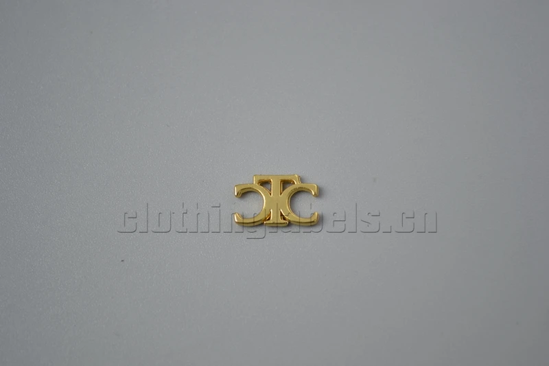custom metal label with foldable legs,matte gold color, logo in shape,for bags, clothing, shoes. accept small order.
custom metal label with foldable legs,matte gold color, logo in shape,for bags, clothing, shoes. accept small order.