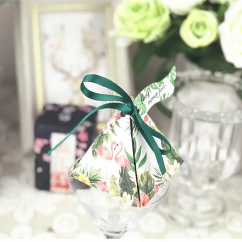50pcs Flamingo Pattern Wedding Favor Boxes Wedding Favours Gift Candy Box Pyramid Style Party Candy Box with Ribbon Tag
50pcs Flamingo Pattern Wedding Favor Boxes Wedding Favours Gift Candy Box Pyramid Style Party Candy Box with Ribbon Tag
