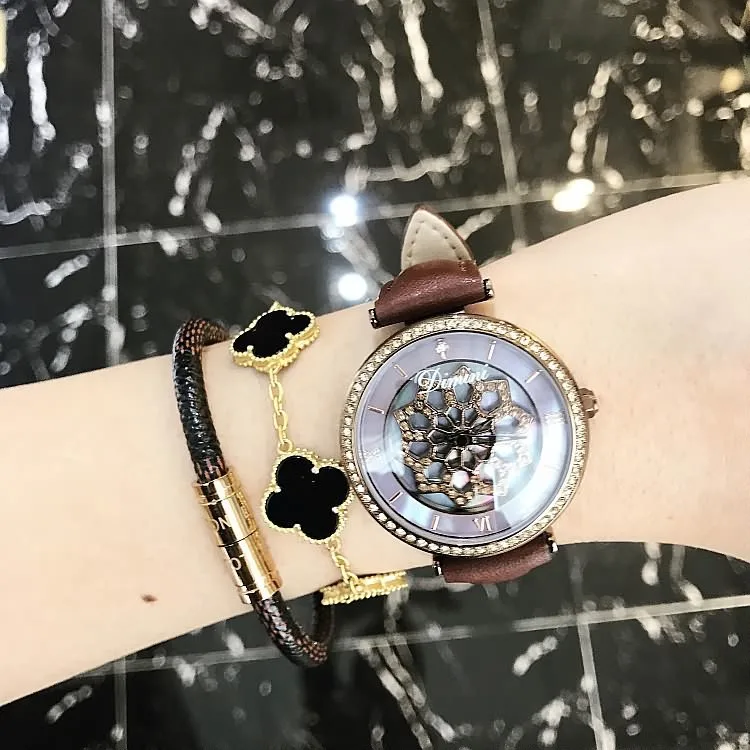 2019 Fashion Top Brand Luxury Watch Women Leather Strap Rotating Diamond Women Dress Watch Waterproof Women Watches Quartz
2019 Fashion Top Brand Luxury Watch Women Leather Strap Rotating Diamond Women Dress Watch Waterproof Women Watches Quartz