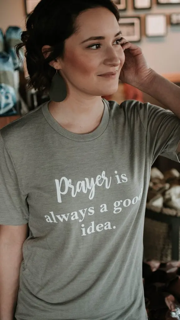 

Женская хлопковая футболка с надписью «Молитва всегда хорошая идея»
