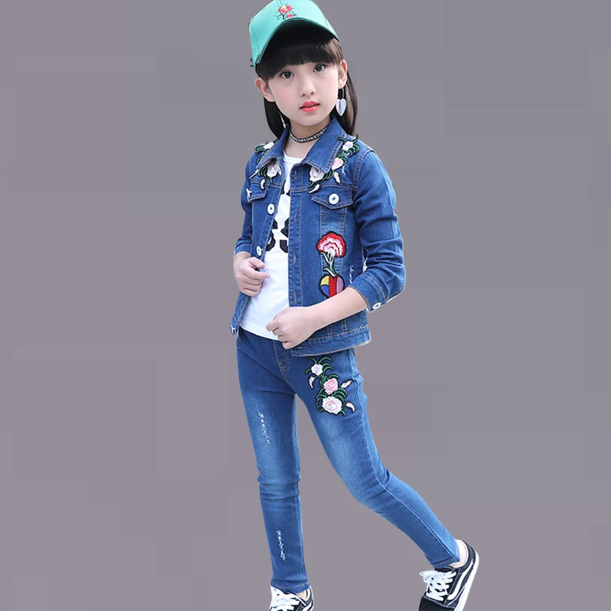 Фото Осенняя детская одежда джинсовая куртка с цветочной вышивкой + рваные джинсы
