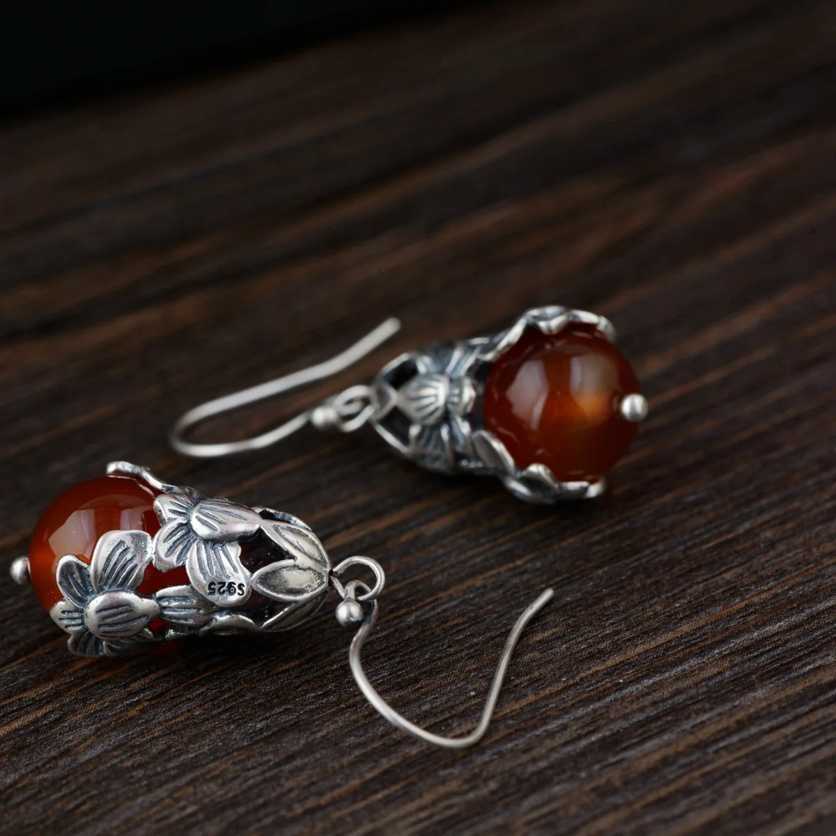 Silver Wholesale S925 Pure Silver Inlay Agate Earrings Antique Female Of Circular Blooming Flowers New Products Design
Silver Wholesale S925 Pure Silver Inlay Agate Earrings Antique Female Of Circular Blooming Flowers New Products Design
