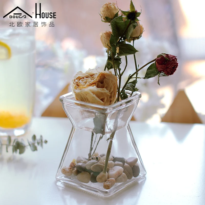 Фото Маленькая прозрачная стеклянная ваза в скандинавском стиле украшения для цветов
