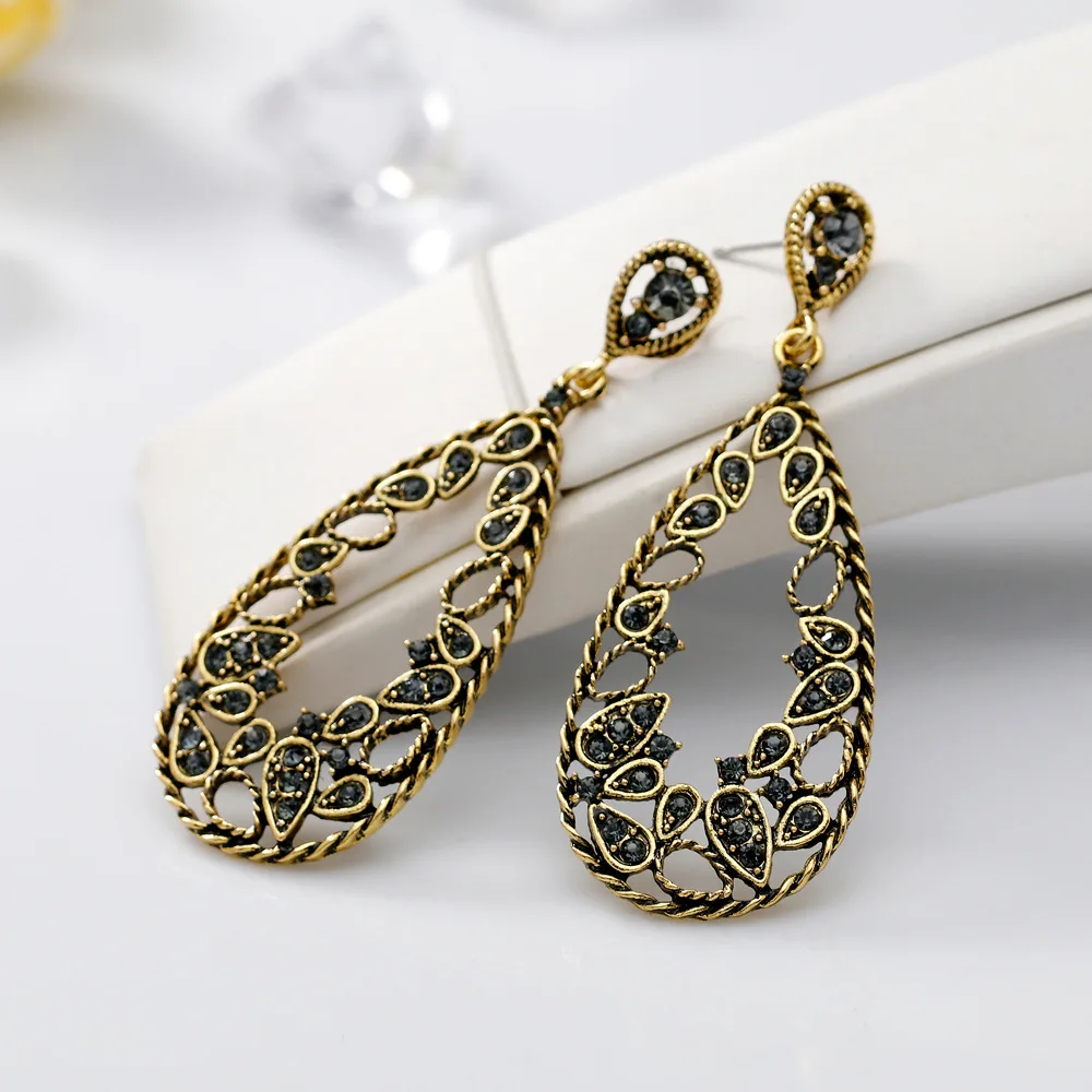 Fashion vintage hollow flower earrings Retro antique golden rhinestone stud earring for women vintage jewelry
Fashion vintage hollow flower earrings Retro antique golden rhinestone stud earring for women vintage jewelry