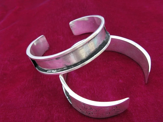 Miao Xiang Dong Village Miao Yindiy Bracelet Bottom Miao Embroidery Accessories Inlay Embroidery Bracelet 
Miao Xiang Dong Village Miao Yindiy Bracelet Bottom Miao Embroidery Accessories Inlay Embroidery Bracelet