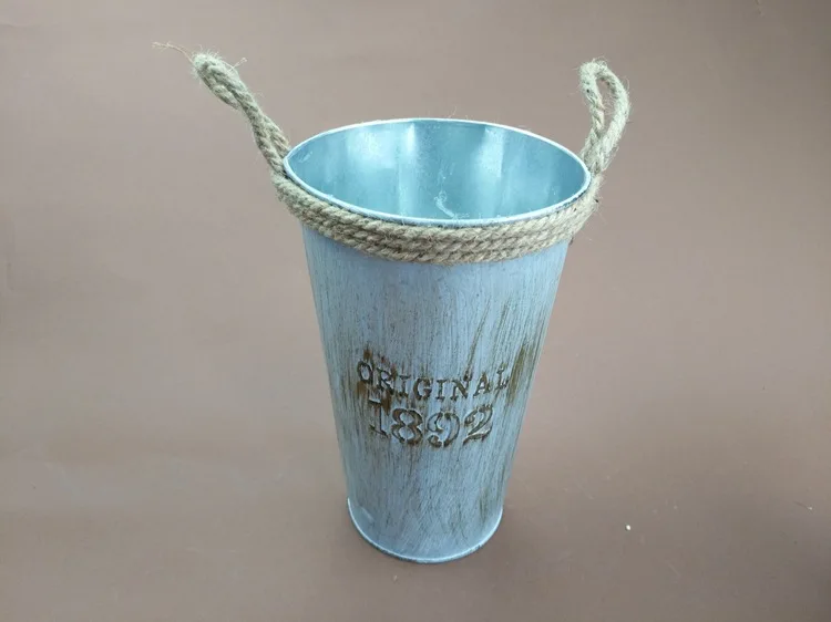 1PC New Flower Barrels Basket Vases Tin Pots Vintage Artificial Pastoral Style Metal Craft for Storage Home Garden Decor MK 008
1PC New Flower Barrels Basket Vases Tin Pots Vintage Artificial Pastoral Style Metal Craft for Storage Home Garden Decor MK 008