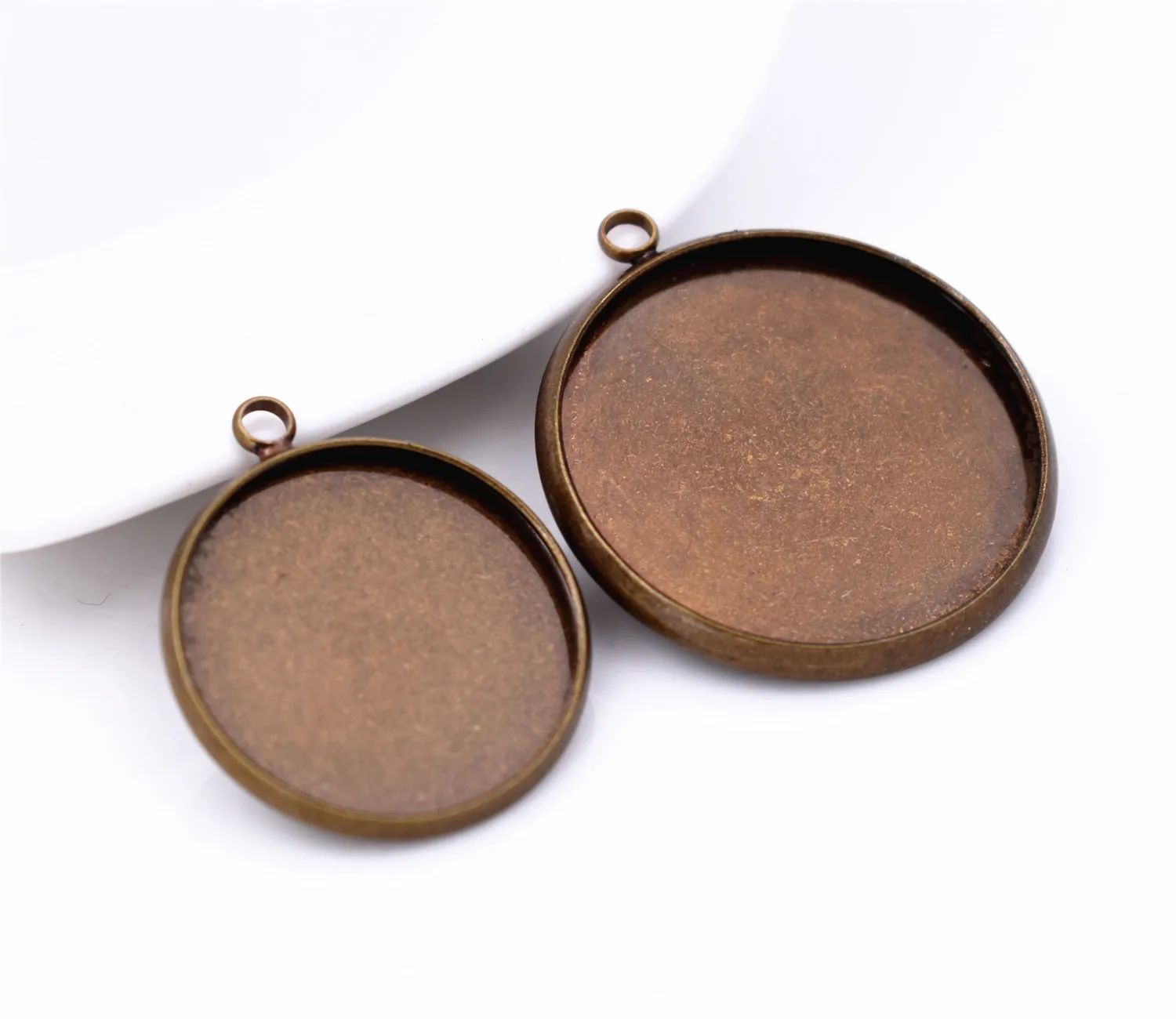 New Fashion 10pcs 20/25mm Bronze Plated Cameo Settings Cabochon Base Brass Copper Blank Tray Pendant Charms
New Fashion 10pcs 20/25mm Bronze Plated Cameo Settings Cabochon Base Brass Copper Blank Tray Pendant Charms