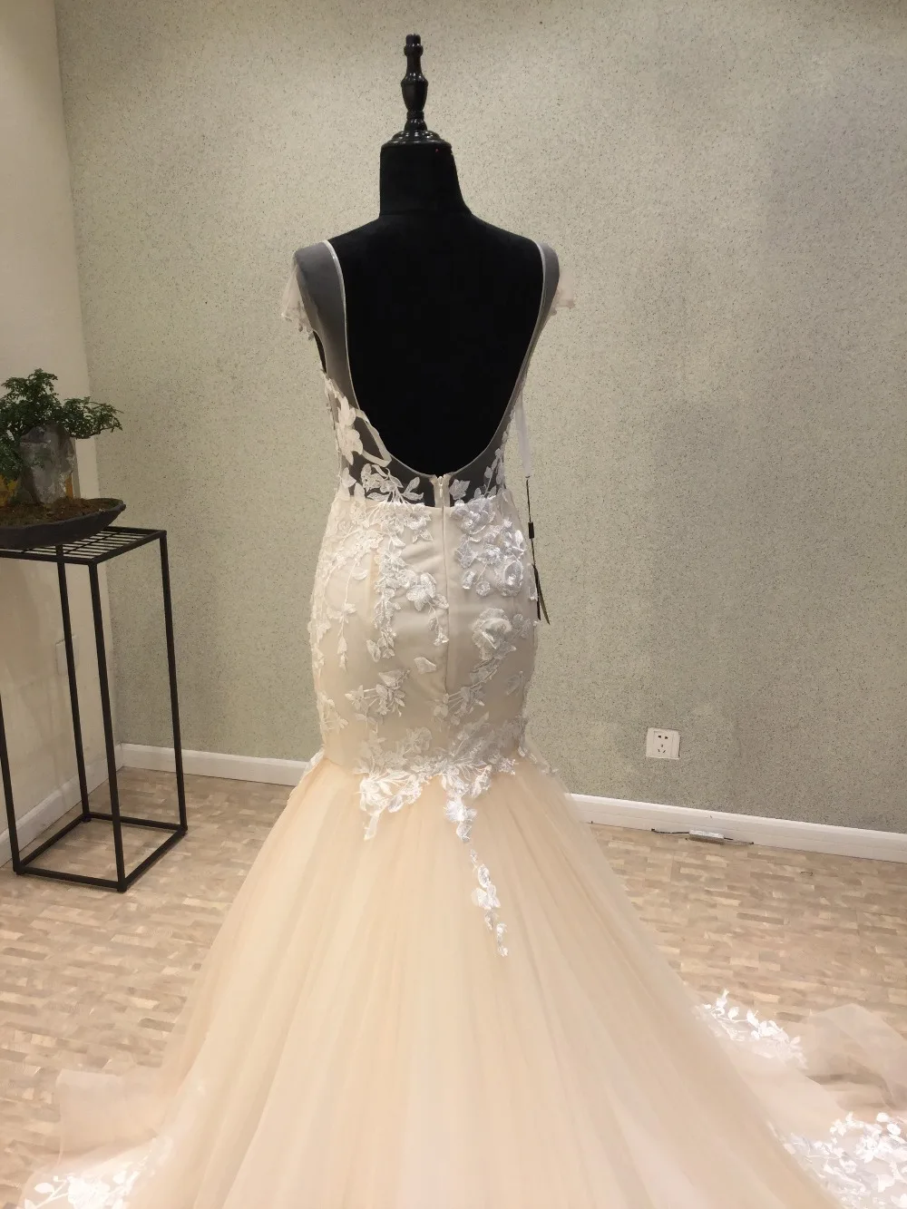Vintage New long Wedding Dress 2020 Scoop Neck Sleeveless Court Train Appliques Tulle Mermaid Backless Bride Dresses noiva
Vintage New long Wedding Dress 2020 Scoop Neck Sleeveless Court Train Appliques Tulle Mermaid Backless Bride Dresses noiva