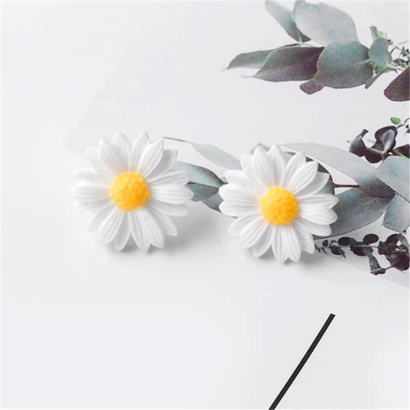 Europe and the United States hot cute little daisy flowers earrings small fresh temperament fashion simple earrings jewelry
Europe and the United States hot cute little daisy flowers earrings small fresh temperament fashion simple earrings jewelry